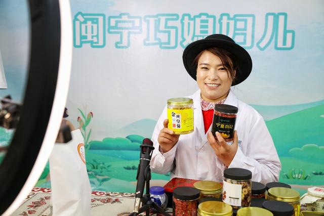 “巧媳妇”主播在扶贫车间的专用直播间推介宁夏特产。
