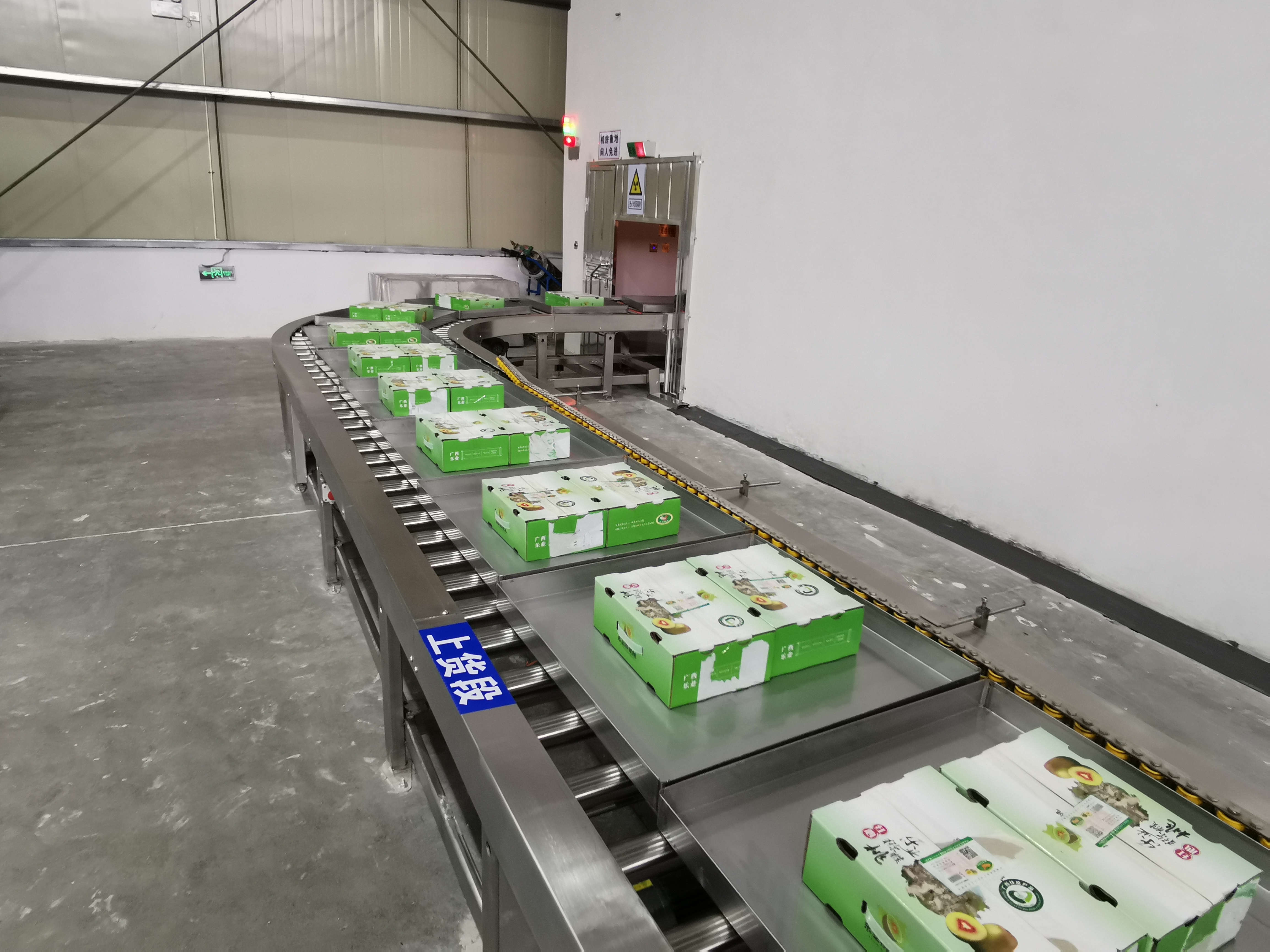 农产品通过束下传输系统送入辐照室