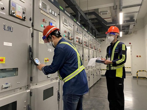 国网北京供电公司大兴机场供电服务中心员工开展带电检测。